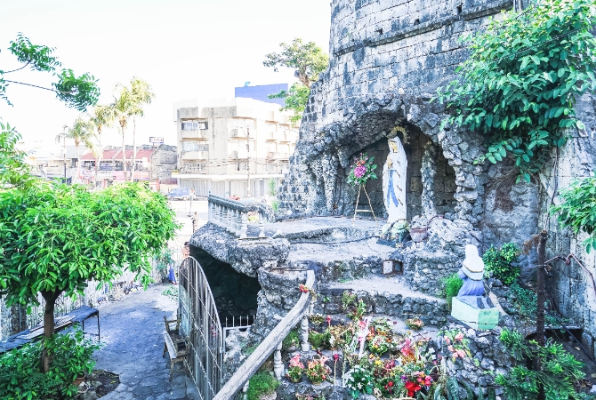 渡假村內自由玩樂→薄荷碼頭(提供西式簡餐)→杜馬蓋地→市區觀光【舊鐘樓/西利曼大學/黎剎海灣大道】→西式風味晚餐
