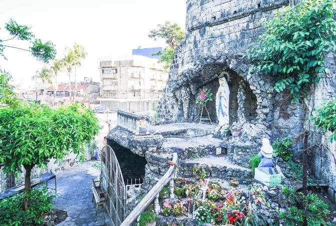 渡假村內自由玩樂→薄荷碼頭(提供西式簡餐)→杜馬蓋地→市區觀光【舊鐘樓/西利曼大學/黎剎海灣大道】→西式風味晚餐