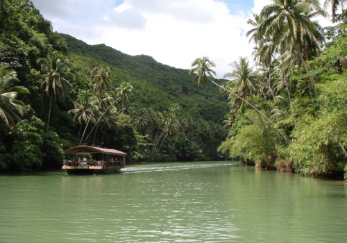 薄荷島經典陸遊(眼鏡猴→巧克力山&比翼雙飛觀景坪→羅伯河叢林漂流竹筏&遊河午餐)→搭船返回宿霧→AYALA MALL逛街