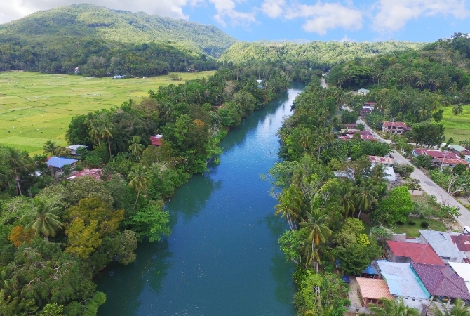 市區觀光【歃血盟約紀念碑/漂流竹筏Loboc River/眼鏡猴/巧克力山/比翼雙飛觀景坪】→碼頭→宿霧本島→SM購物廣場內用餐
